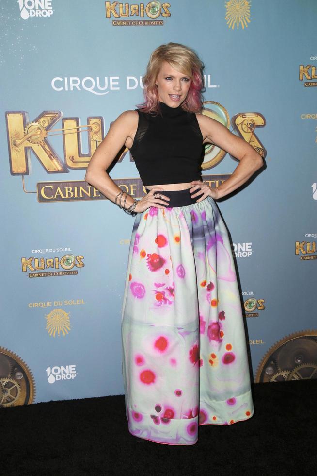 los angeles, dec 09 - kathleen reste sig perkins på de cirque du soleil s kurios, skåp av kuriosa på de skojare stadion på december 09, 2015 i los angeles, ca foto