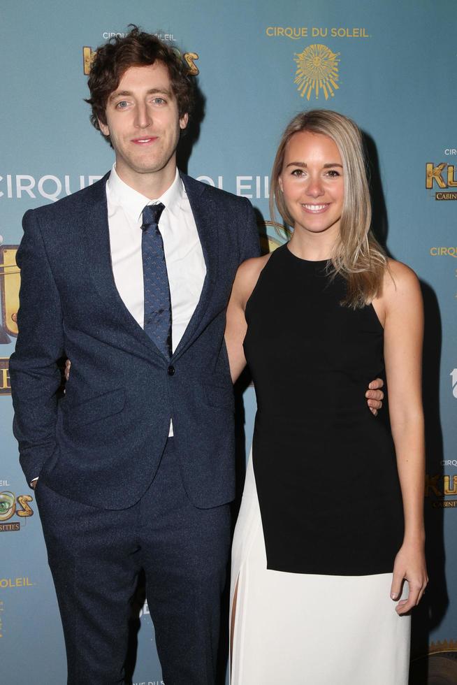 los angeles, dec 09 - Thomas middleditch, mollie grindar på de cirque du soleil s kurios, skåp av kuriosa på de skojare stadion på december 09, 2015 i los angeles, ca foto