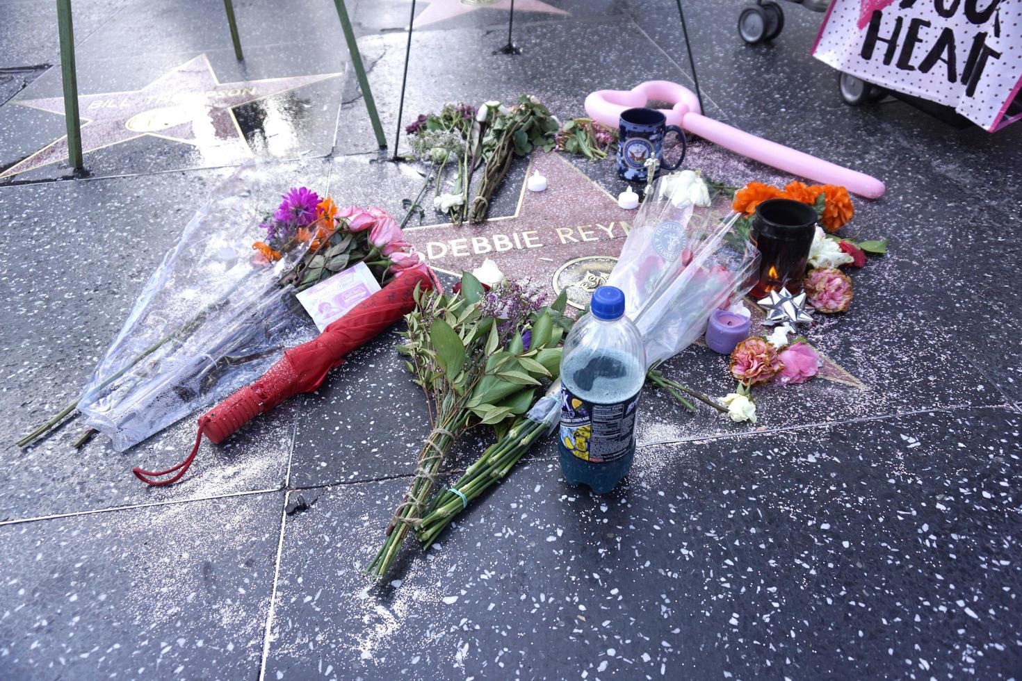 los angeles, dec 30 - fläkt hyllningar och officiell promenad av berömmelse minnesmärke krans lagd på debbie Reynolds stjärna på de hollywood promenad av berömmelse på december 30, 2016 i los angeles, ca foto