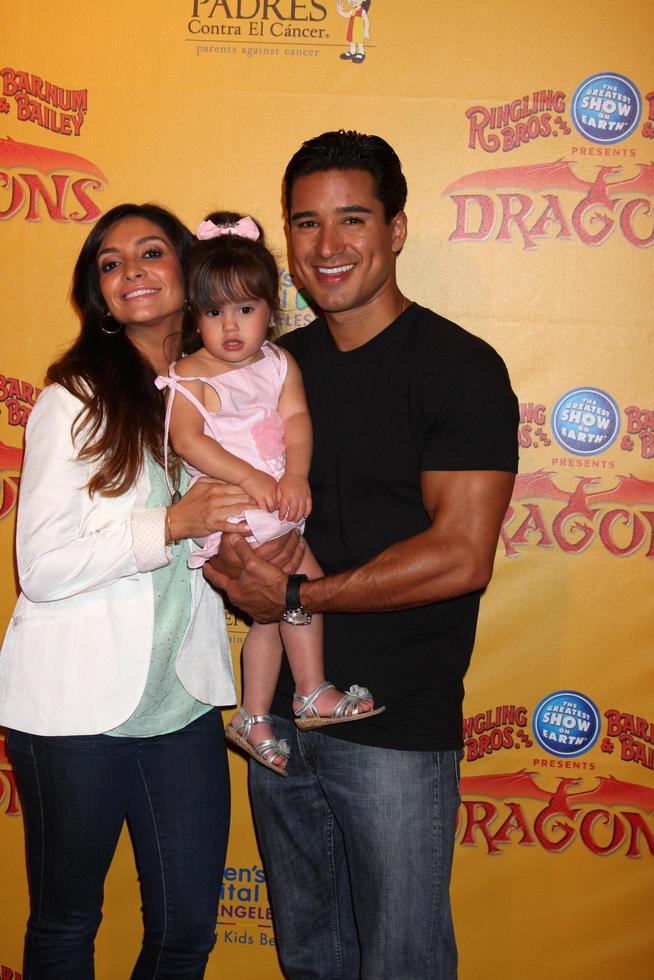 los angeles, juli 12 - courtney Mazza, Mario lopez och deras dotter ankommer på drakar presenteras förbi ringling bros och barnum och bailey cirkus på häftklamrar Centrum på juli 12, 2012 i los angeles, ca foto