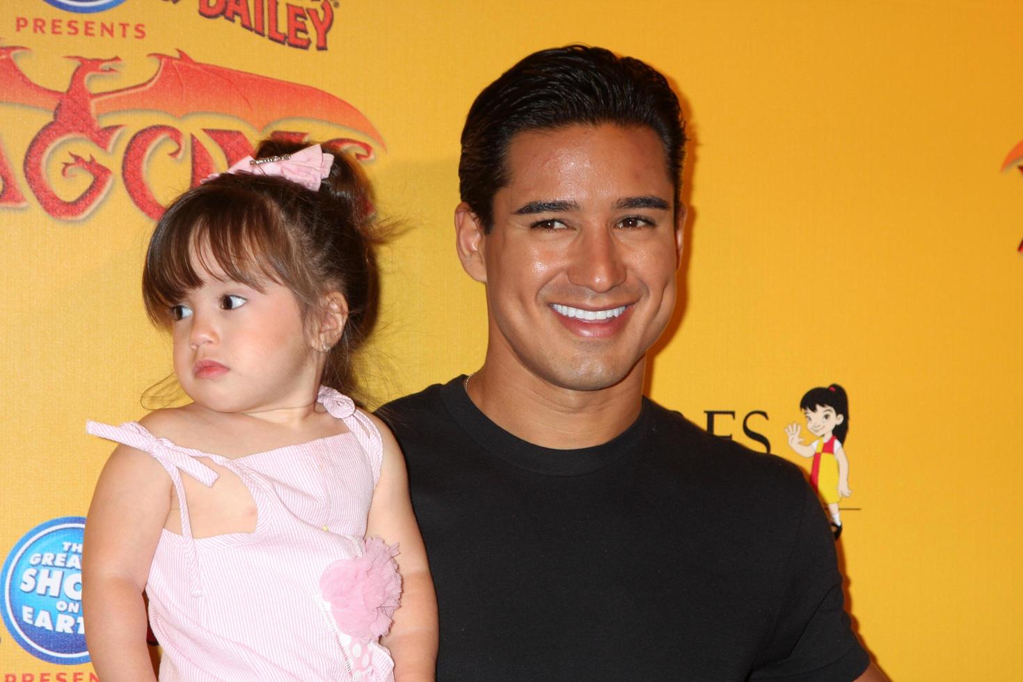 los angeles, juli 12 - Mario lopez och dotter ankommer på drakar presenteras förbi ringling bros och barnum och bailey cirkus på häftklamrar Centrum på juli 12, 2012 i los angeles, ca foto