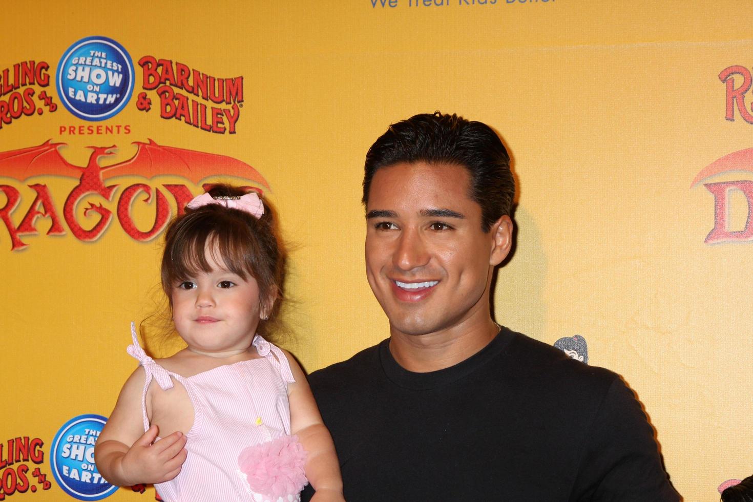 los angeles, juli 12 - Mario lopez och dotter ankommer på drakar presenteras förbi ringling bros och barnum och bailey cirkus på häftklamrar Centrum på juli 12, 2012 i los angeles, ca foto