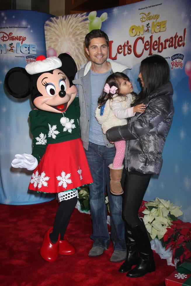 los angeles, dec 11 - eric vinter, sebella vinter, roselyn sanchez, minnie mus på de disney på is röd matta reception på de häftklamrar Centrum på december 11, 2014 i los angeles, ca foto