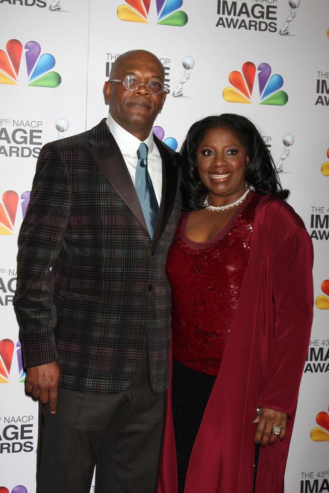 los angeles, feb 17 - samuel l Jackson, latanya richardson ankommer på de 43: e naacp bild utmärkelser på de helgedom hörsal på februari 17, 2012 i los angeles, ca foto