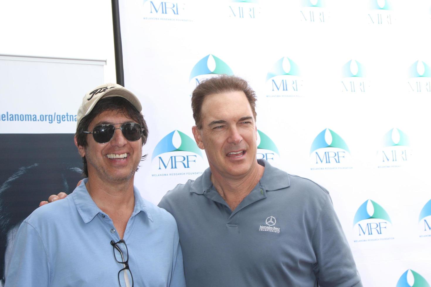 los angeles, 10 nov - ray romano, patrick warburton vid den tredje årliga kändisgolfklassikern till förmån för melanomforskningsstiftelsen vid lakeside golfklubb den 10 november 2014 i burbank, ca. foto