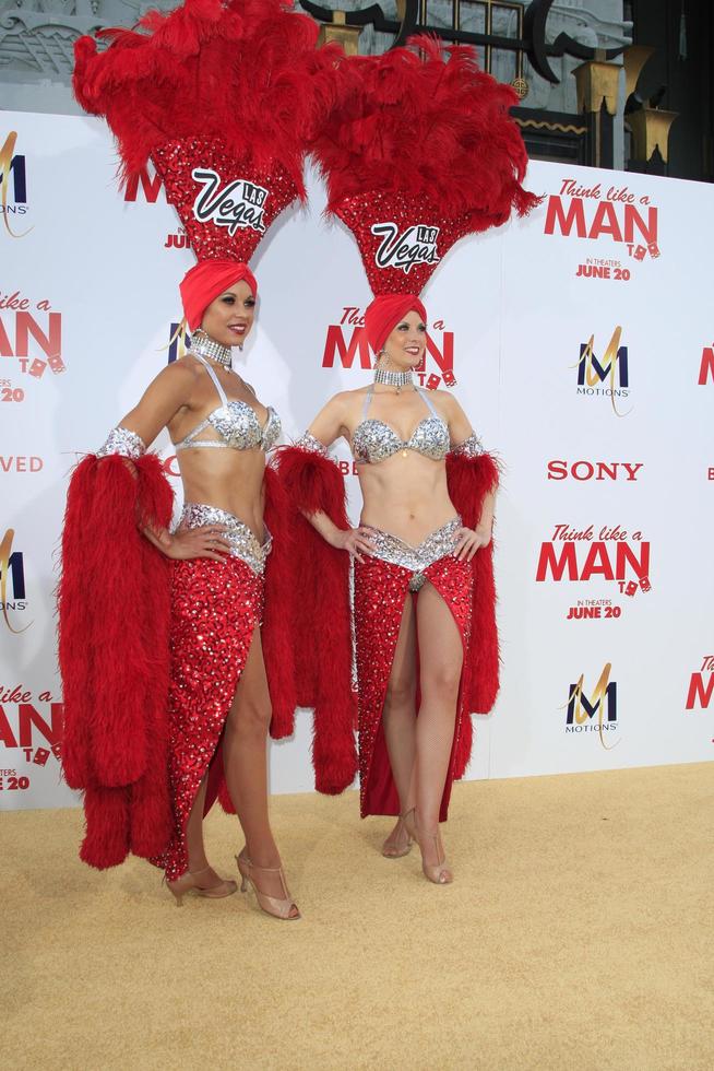 los angeles, jun 9 - showgirls på de tror tycka om en man för la premiär på tcl kinesisk teater på juni 9, 2014 i los angeles, ca foto