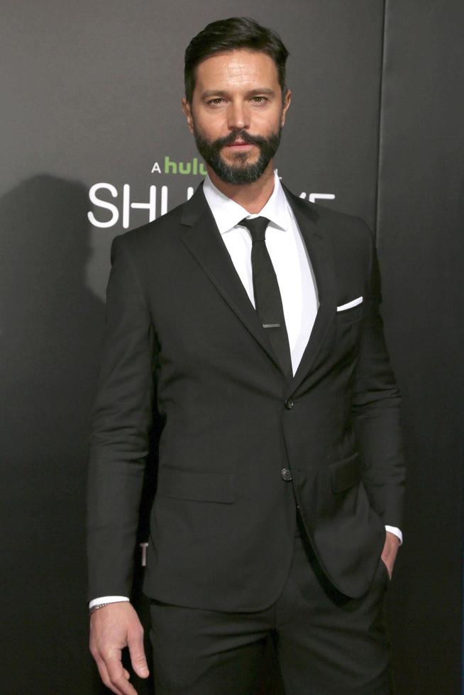 los angeles, dec 1 - Jason behr på de premiär av hulu s Stäng öga på bågljus hollywood på december 1, 2016 i los angeles, ca foto