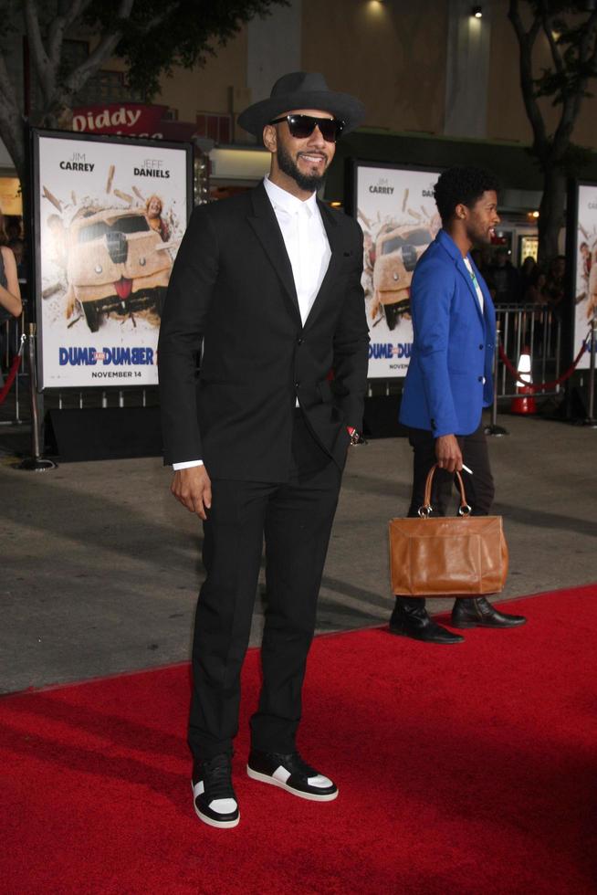 los angeles, nov 3 - swizz beatz på de dum och dummare till premiär på de by teater på november 3, 2014 i los angeles, ca foto