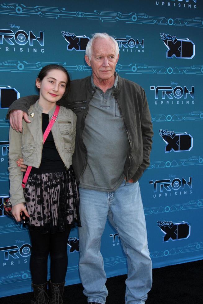 los angeles, Maj 12 - lans Henriksen, dotter ankommer på de disney xd s tron - uppror Tryck händelse och reception på disneytoon studior disney tv animering på Maj 12, 2012 i Glendale, ca foto