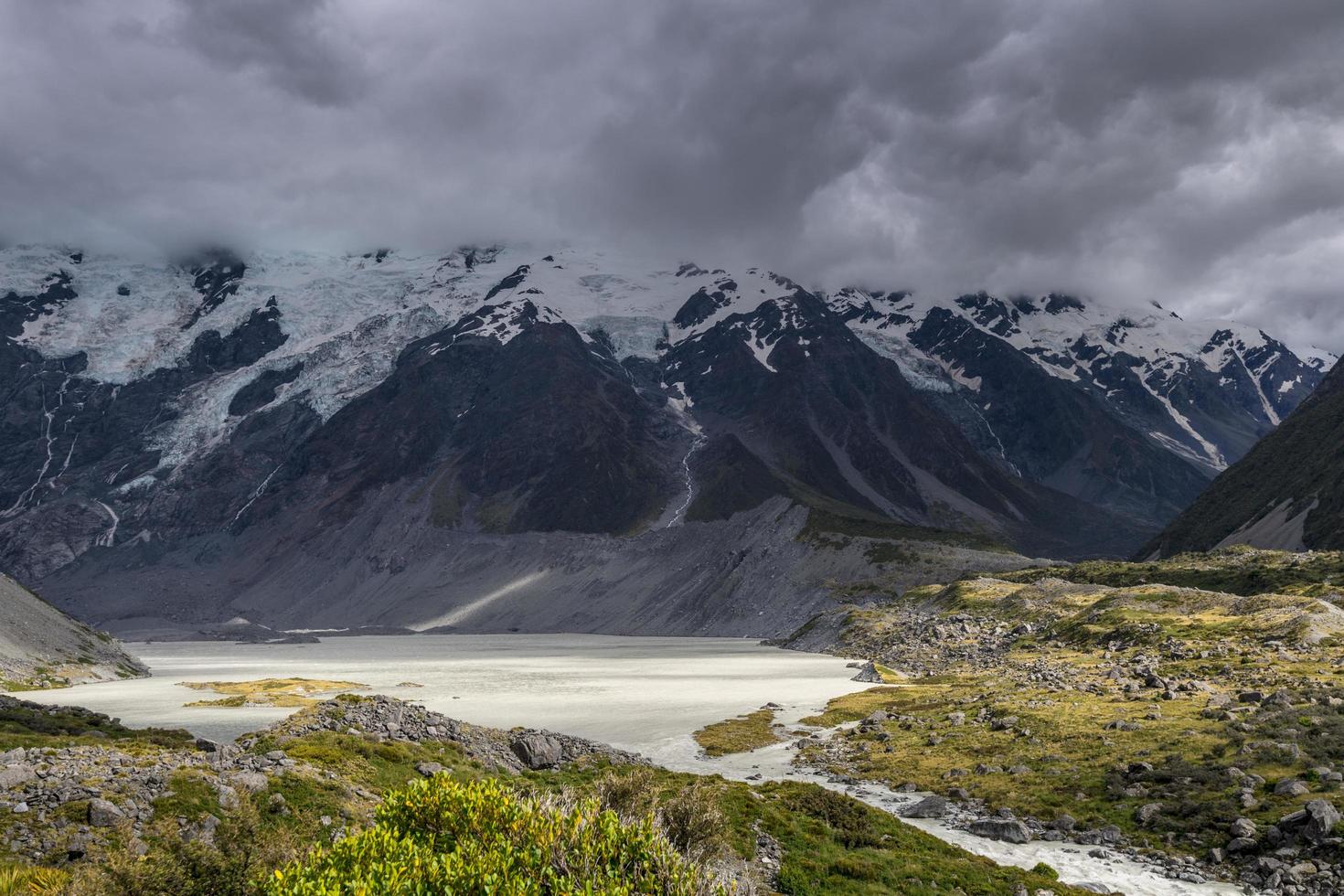 berg under molnig himmel under dagtid foto