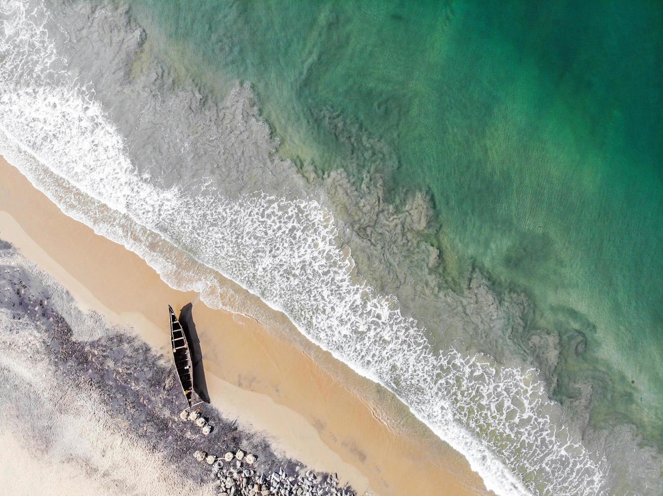 båt på en strand foto