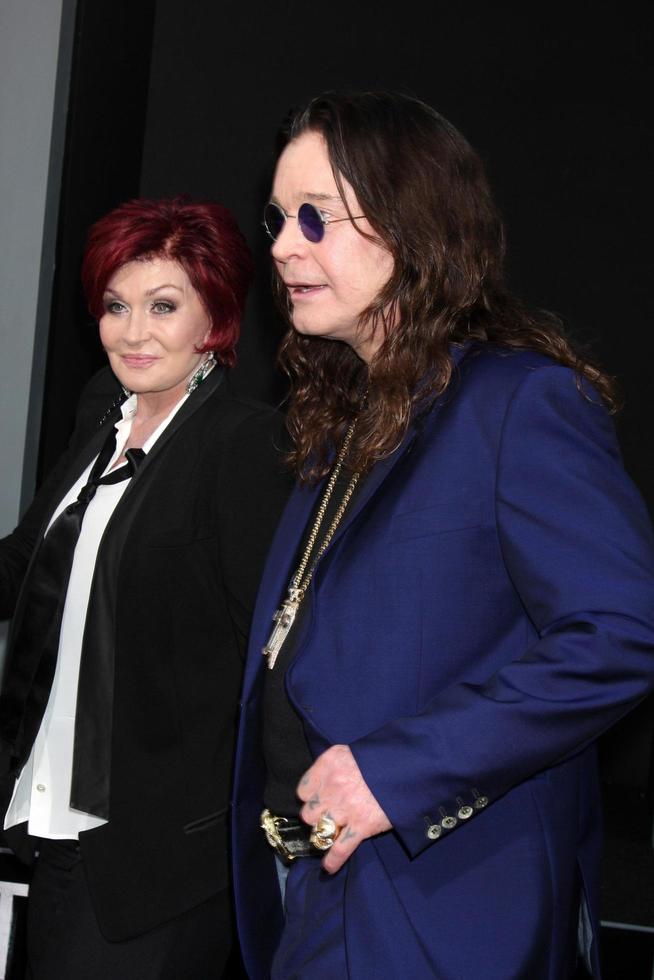 los angeles, aug 1 - sharon och ozzy osbourne ankommer på de total återkallelse premiär på graumans kinesisk teater på augusti 1, 2012 i los angeles, ca foto