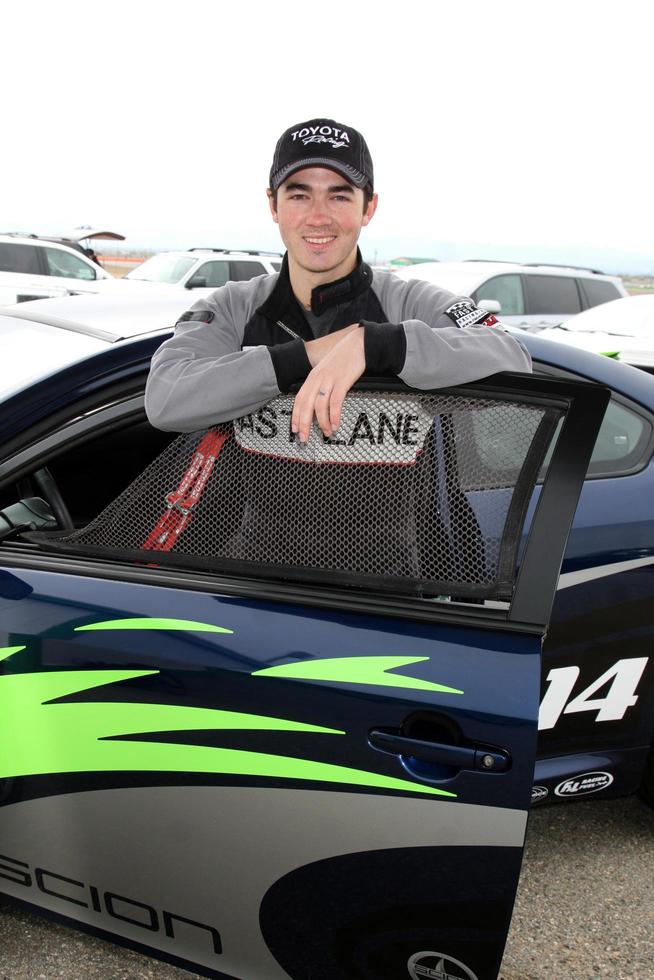 los angeles, mar 19 - Kevin jonas på de Toyota proffs kändis lopp Träning session på vide fjädrar speedway på Mars 19, 2011 i rosamond, ca foto