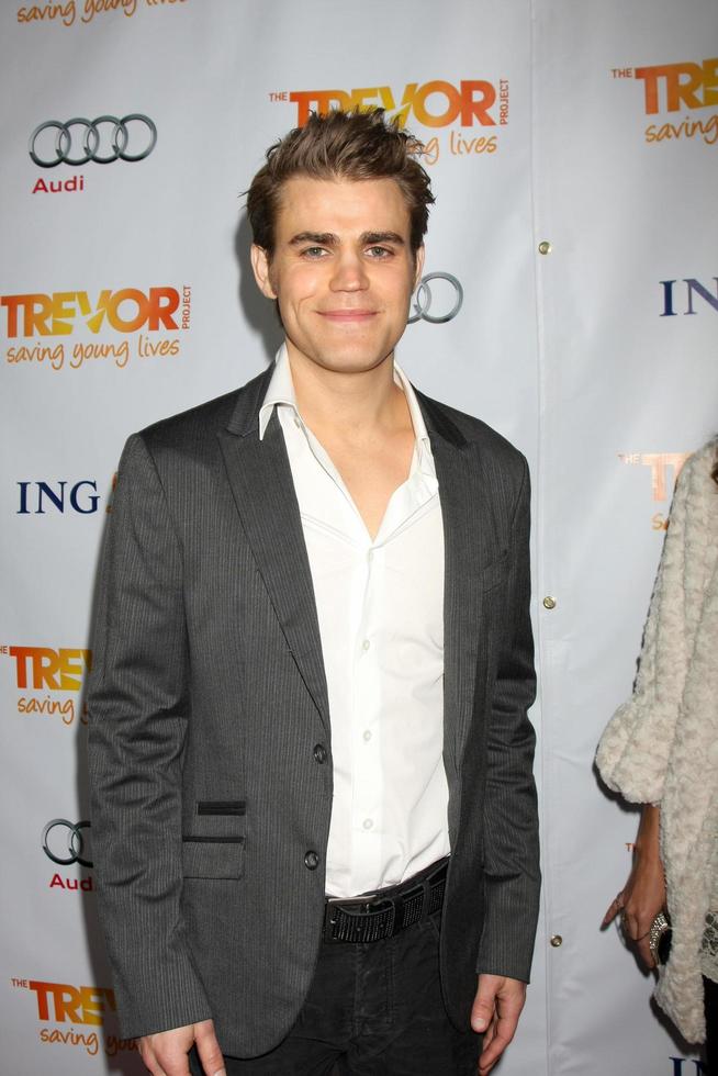 los angeles, dec 4 - paul wesley ankommer på de trevor projekt s 2011 trevor leva på hollywood palladium på december 4, 2011 i los angeles, ca foto