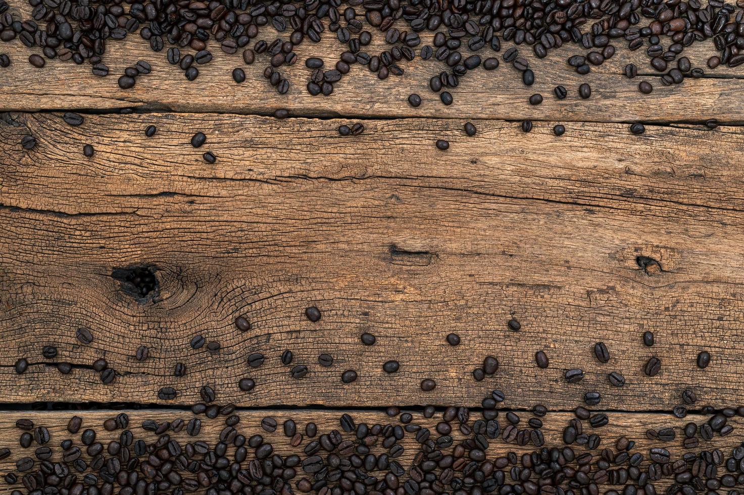 kaffebönor på skrivbordet, ovanifrån foto