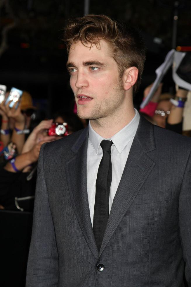 los angeles, nov 14 - Robert pattinson ankommer på de skymning - brytning gryning del 1 värld premiär på Nokia teater på la leva på november 14, 2011 i los angeles, ca foto