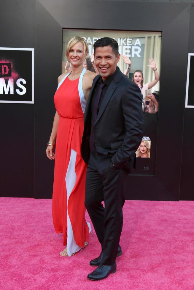 los angeles, juli 26 - daniella tyska, jay hernandez på de dålig moms los angeles premiär på de by teater på juli 26, 2016 i Westwood, ca foto