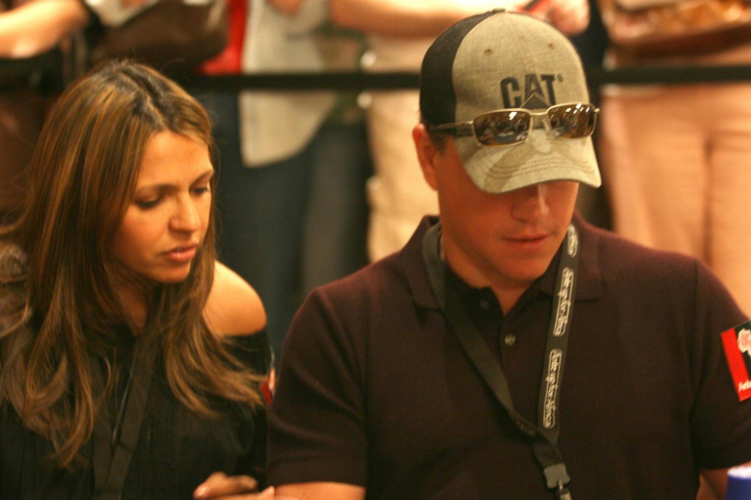 matt damon spelar poker som hans fru utseende på på de ante upp för afrika poker turnering på de 2008 värld serier av poker, på de rio all-suite hotell och kasino i las vegas, nv juli 2, 2008 2008 kathy hutchins hutchins Foto