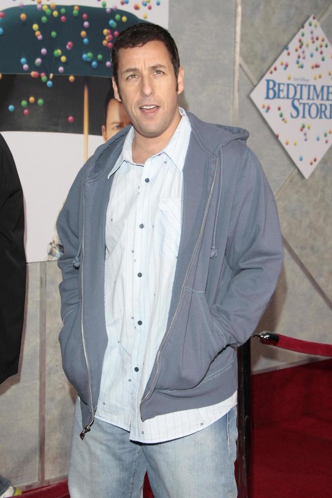 Adam sandler anländer på de premiär av läggdags berättelser på de el capitan teater i los angeles, ca på december 18, 2008 ©2008 kathy hutchins hutchins Foto