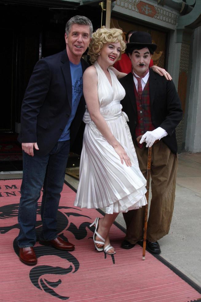 tom bergeron, marilyn monroe och charlie chaplan dubbelgångare på en Amerika s roligaste Hem video TV skjuta i främre av grauman s kinesisk teater i los angeles , ca på Mars 11, 2009 ©2009 kathy hutchins hutchins Foto