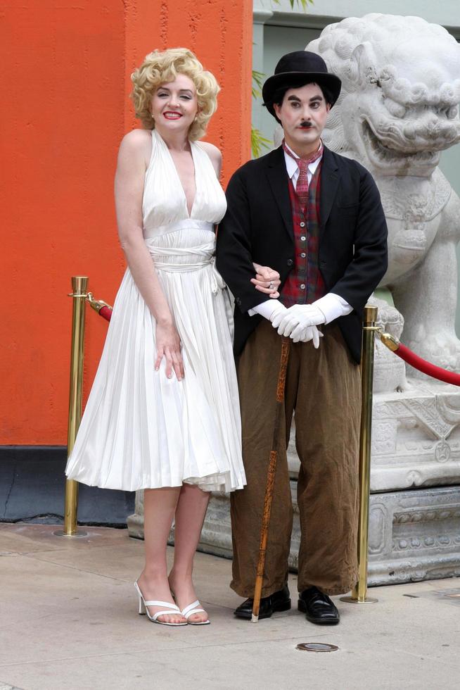 marilyn monroe och charlie chaplan dubbelgångare på en Amerika s roligaste Hem video TV skjuta i främre av grauman s kinesisk teater i los angeles , ca på Mars 11, 2009 ©2009 kathy hutchins hutchins Foto