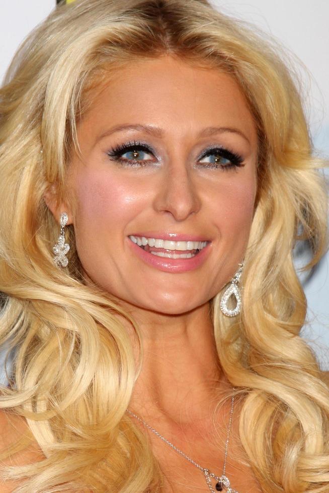 los angeles, okt 23 - paris hilton ankommer på de 2010 karusell av hoppas boll på beverly hilton hotell på oktober 23, 2010 i beverly kullar, ca foto