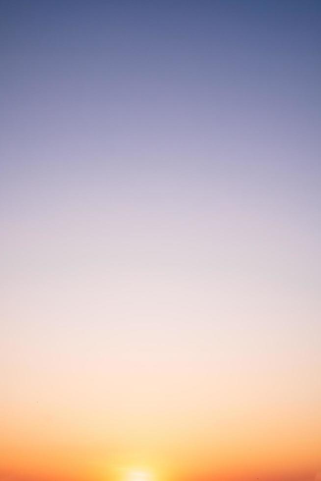 skön lutning orange moln och solljus på de blå himmel perfekt för de bakgrund, ta i evighet, skymning foto