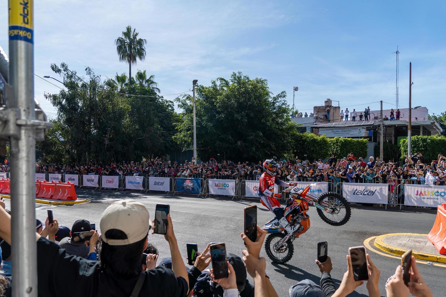 guadalajara, mexico - oktober 25 2022 showrun aron Colton, didier goirand och ivan ramirez ridning motorcyklar foto