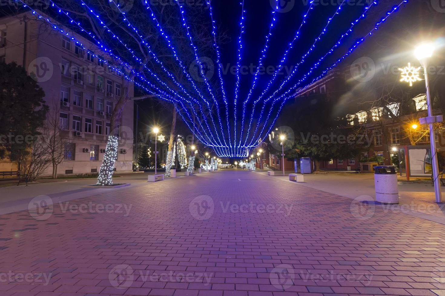 belysning för jul och ny år högtider på stad Centrum, varna, bulgarien foto