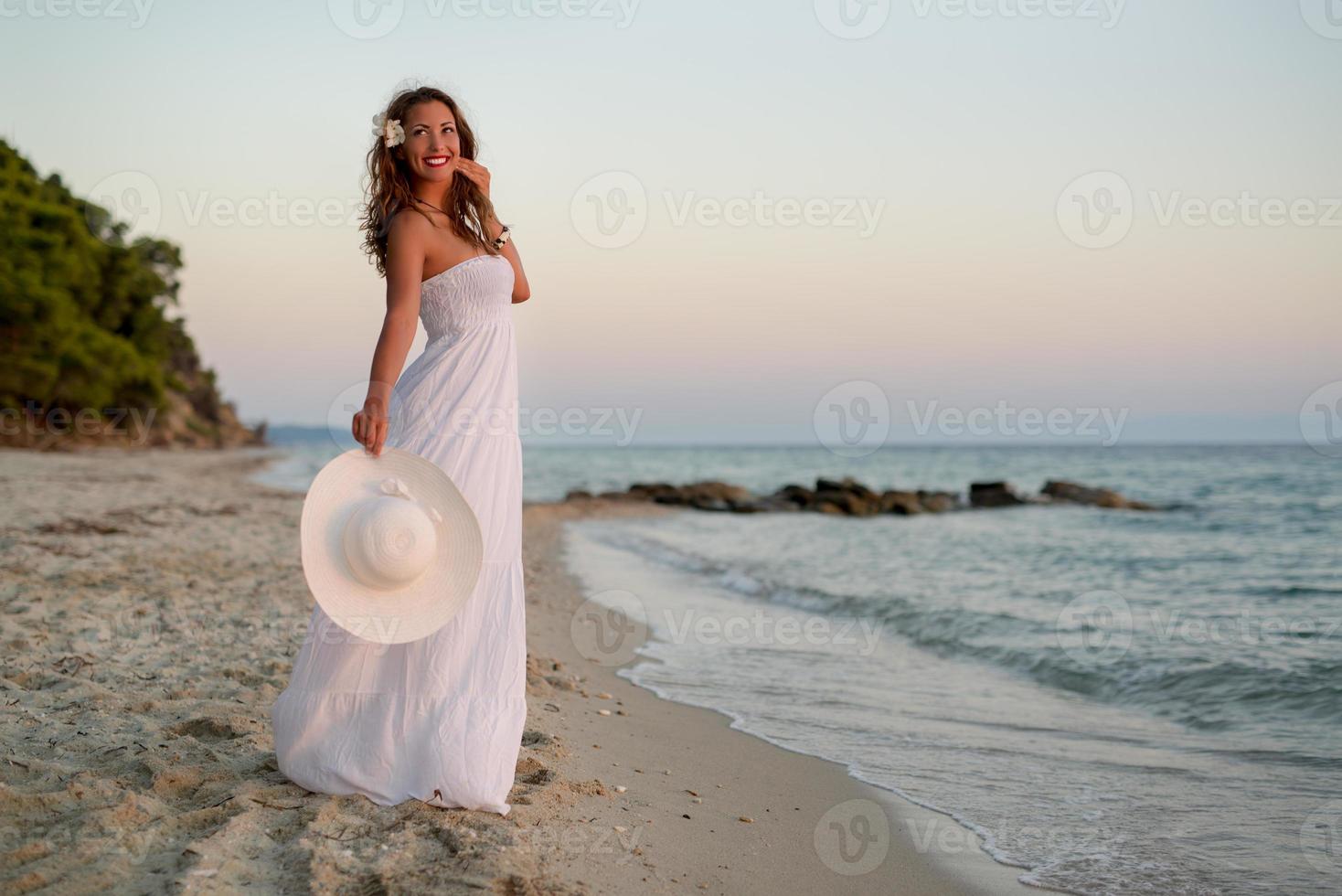 flicka på stranden foto