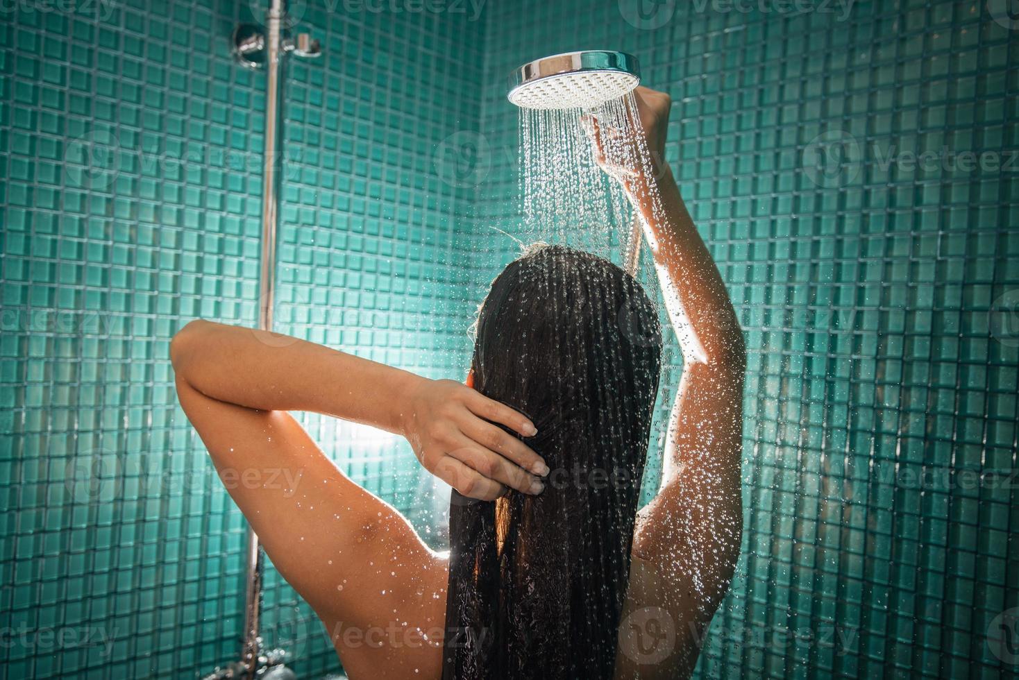 duschande kvinna se foto