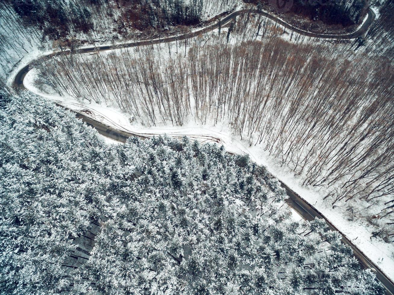 vinter- berg väg från ovan foto