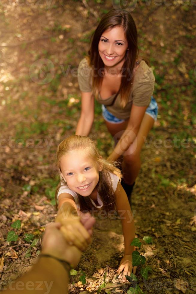 ung kvinna och liten flicka i de skog foto