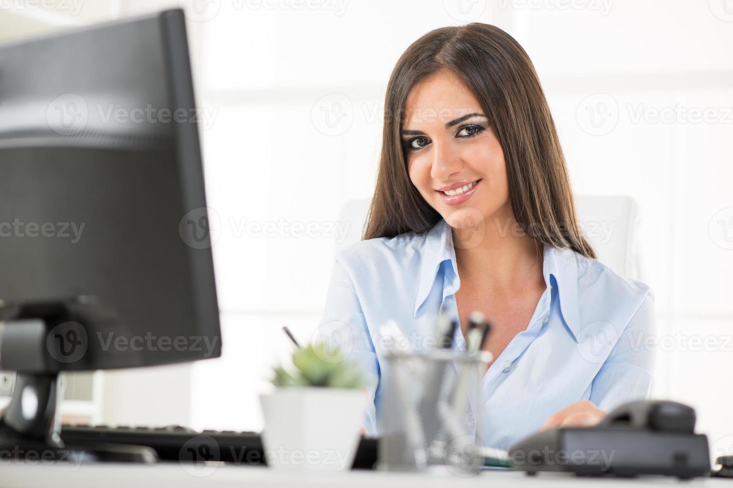 ung affärskvinna på arbetsplats foto