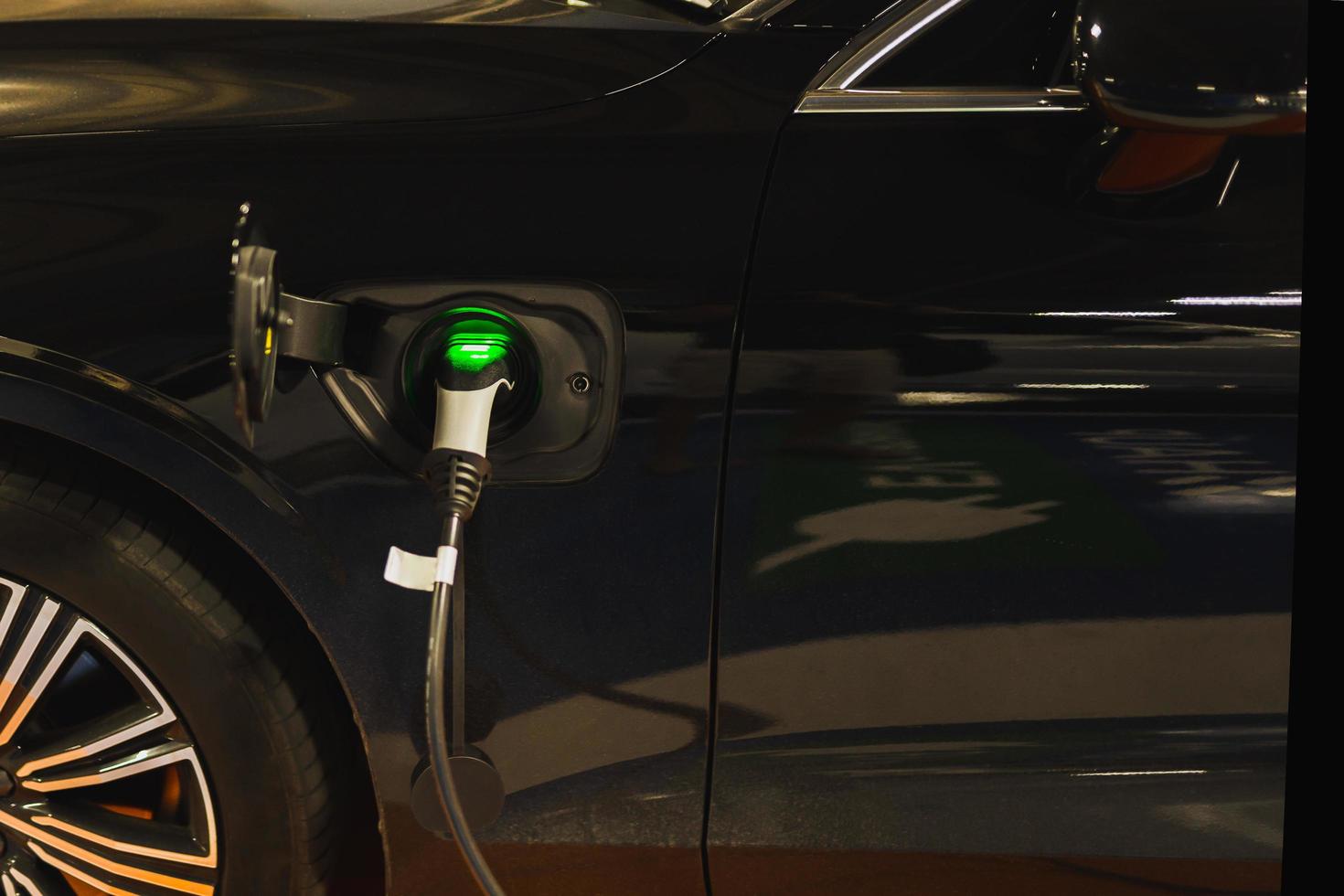 elektrisk bil laddning station med fordon charing batterier. framtida av transport. foto