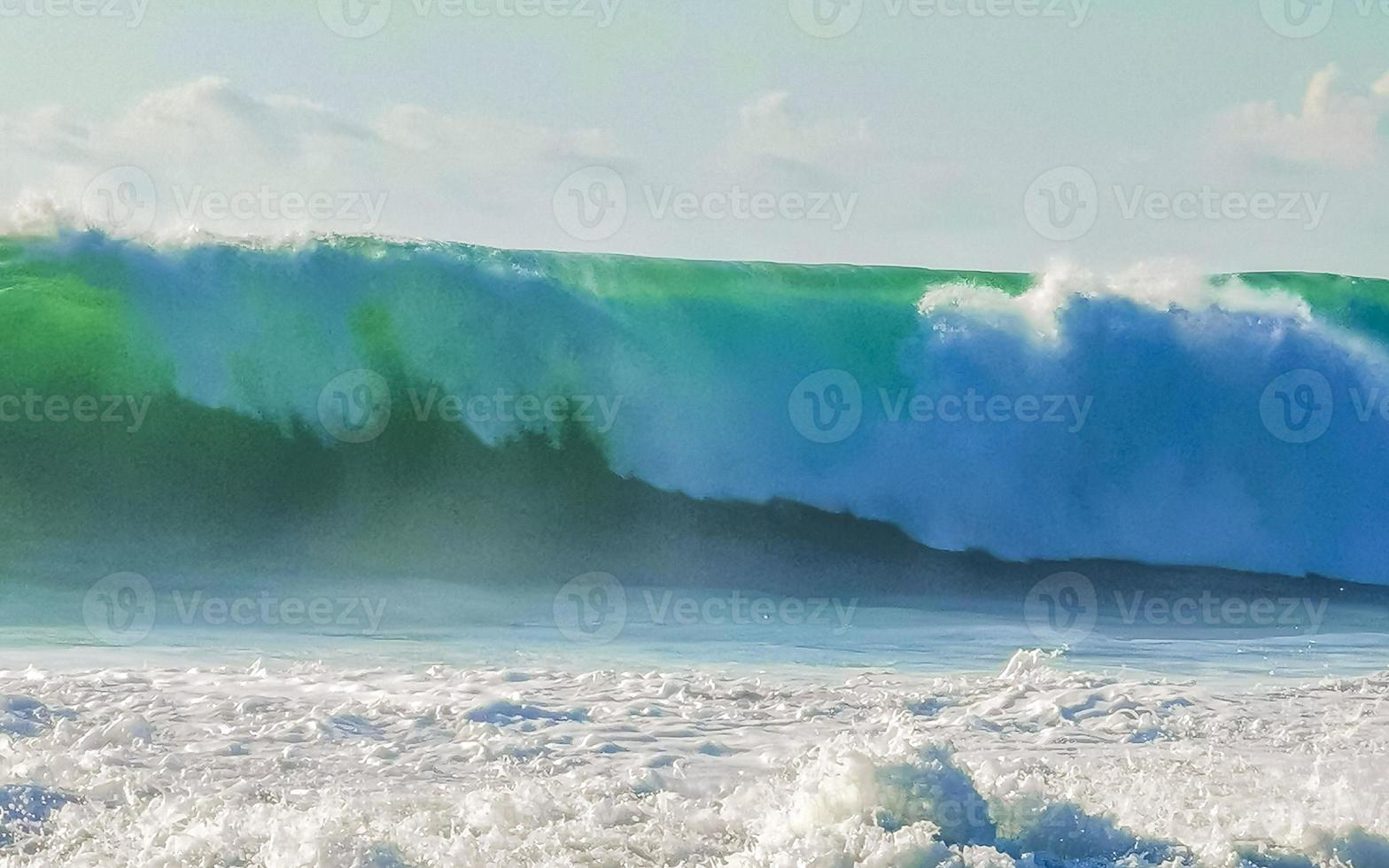 ytterst enorm stor surfare vågor på strand puerto escondido Mexiko. foto