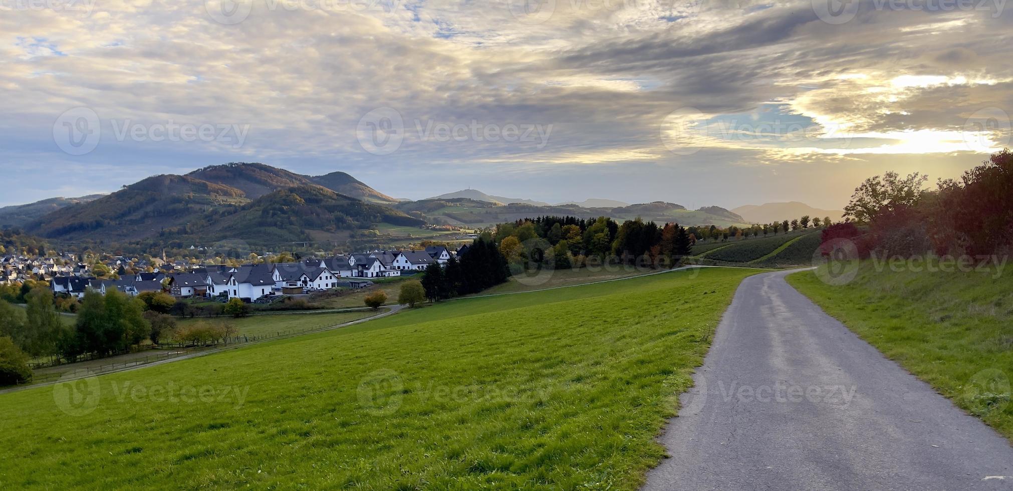 landsbygden berg landskap i by. Tyskland. skön väg. foto