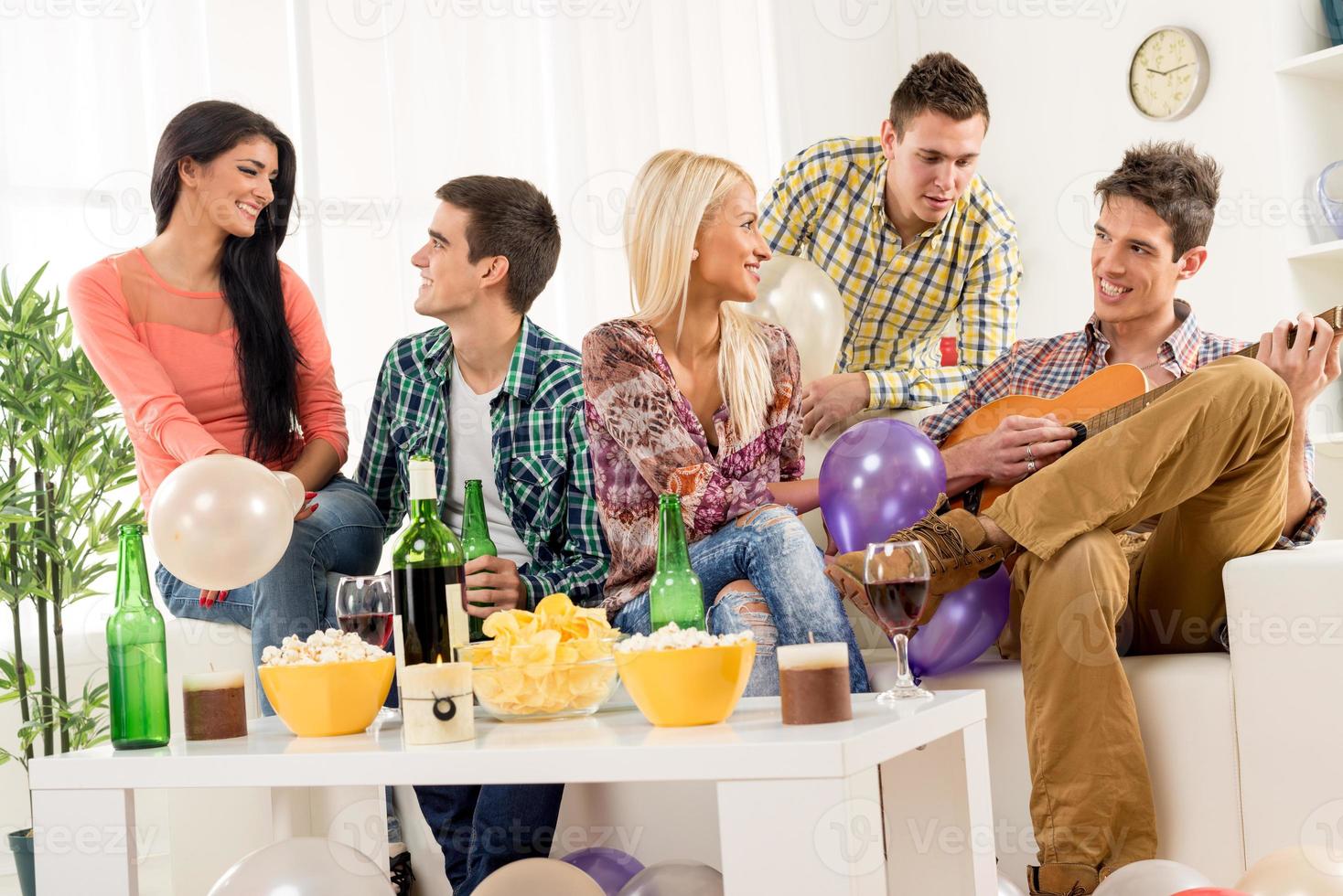 vänner på hus fest foto