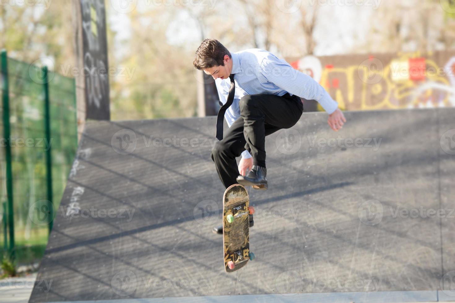 affärsman i de hoppa med skateboard foto