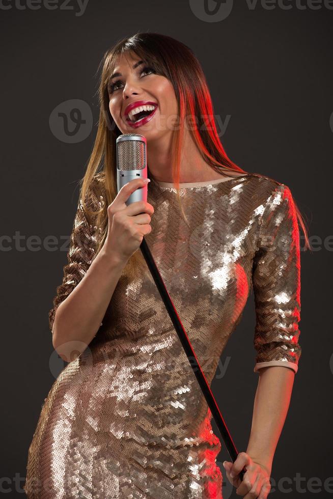 kvinna sångare i paljett klänning foto