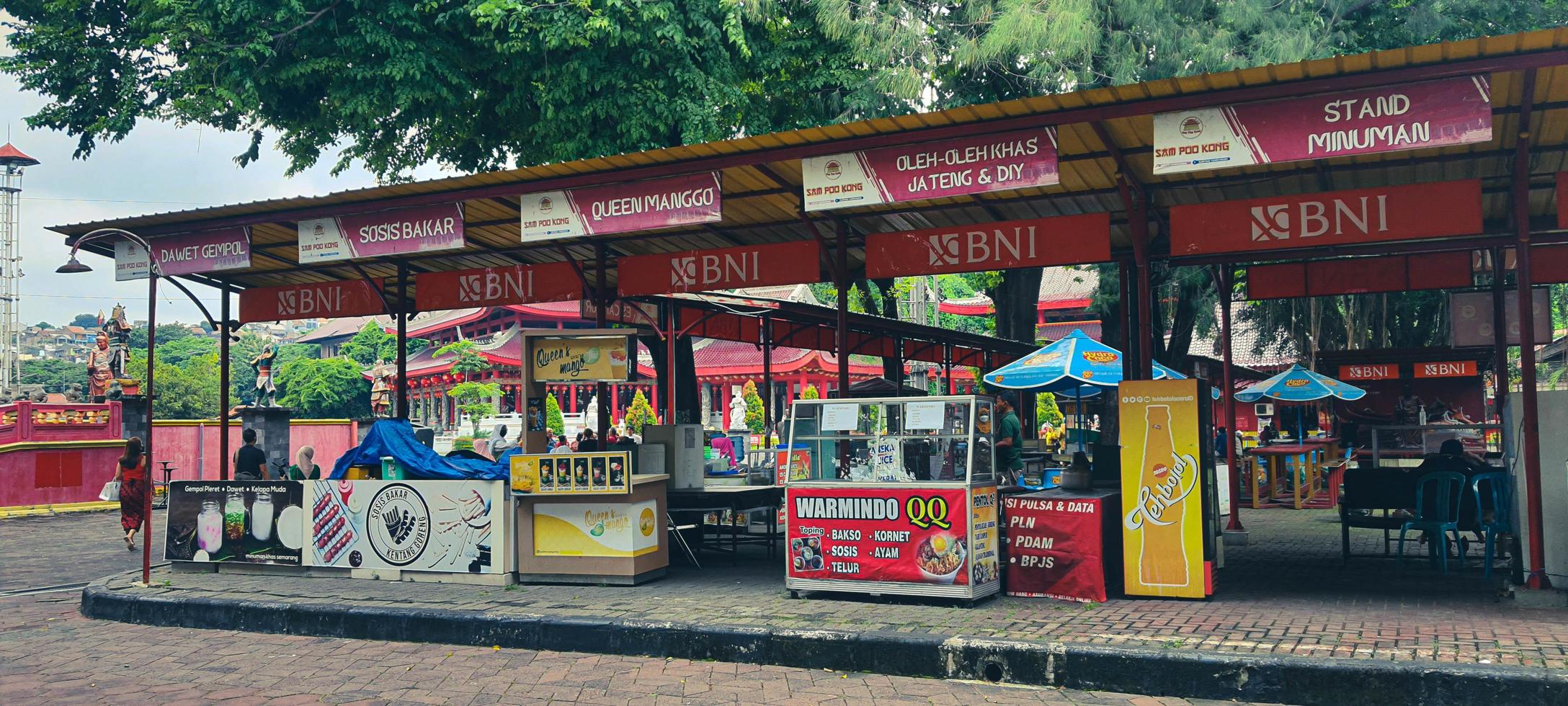 central java, indonesien i juli 2021. mat domstol i de sam poo kong tempel område i semarang. foto