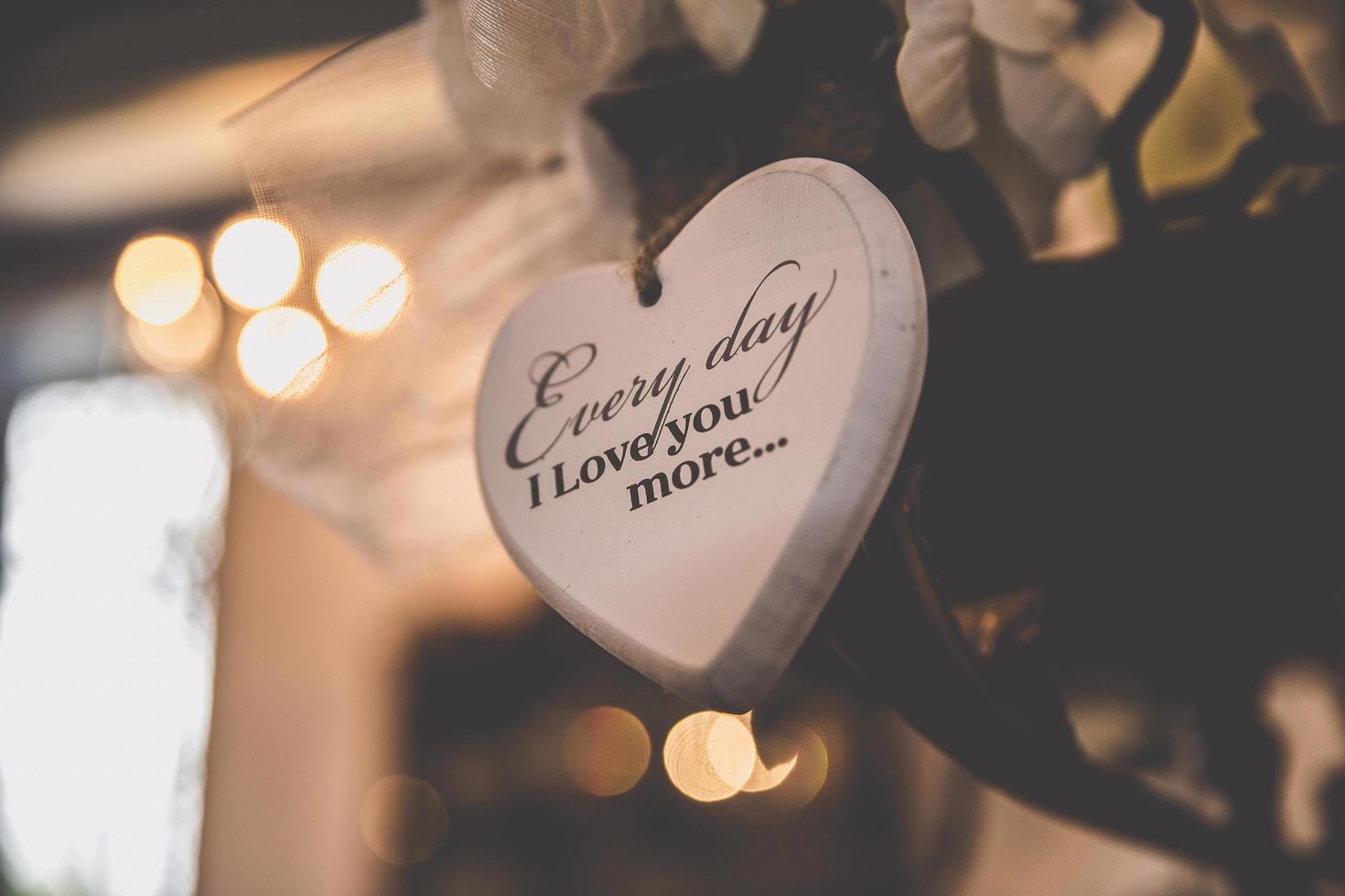 bröllopsdekoration av trähjärta med kärlekstext foto