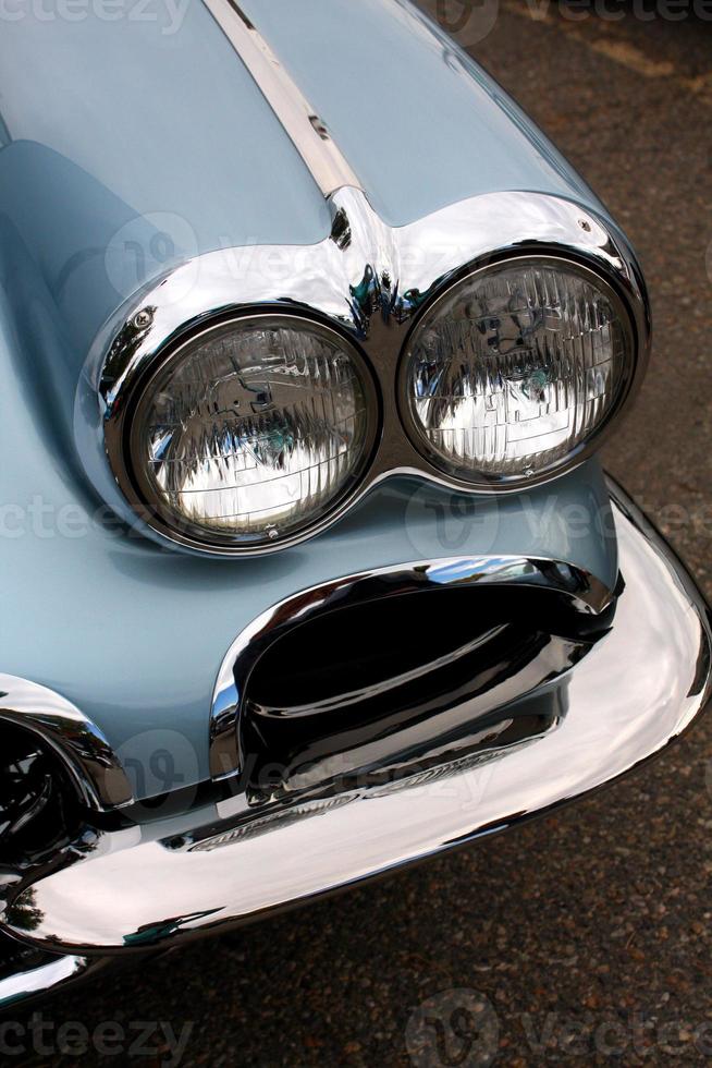 ljus blå årgång bil strålkastare detalj foto