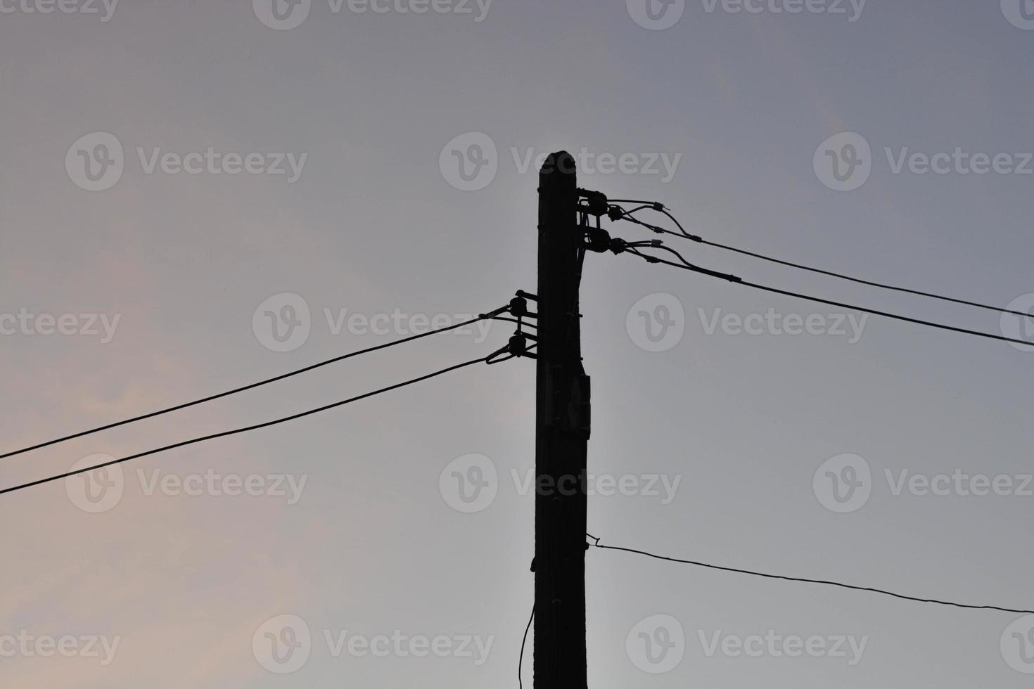 silhuett elektrisk Pol och värma himmel. foto