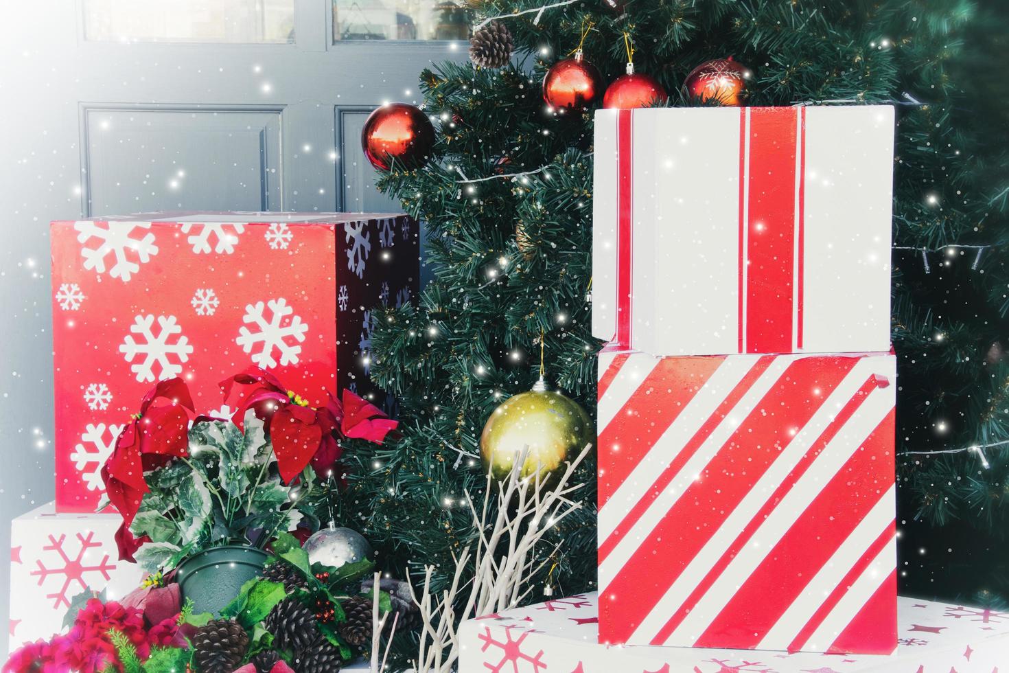 gåva låda och jul träd bakgrund för festivaler glad jul, Lycklig ny år, gåva utbyta, årsdag. vykort design. med kopia Plats foto