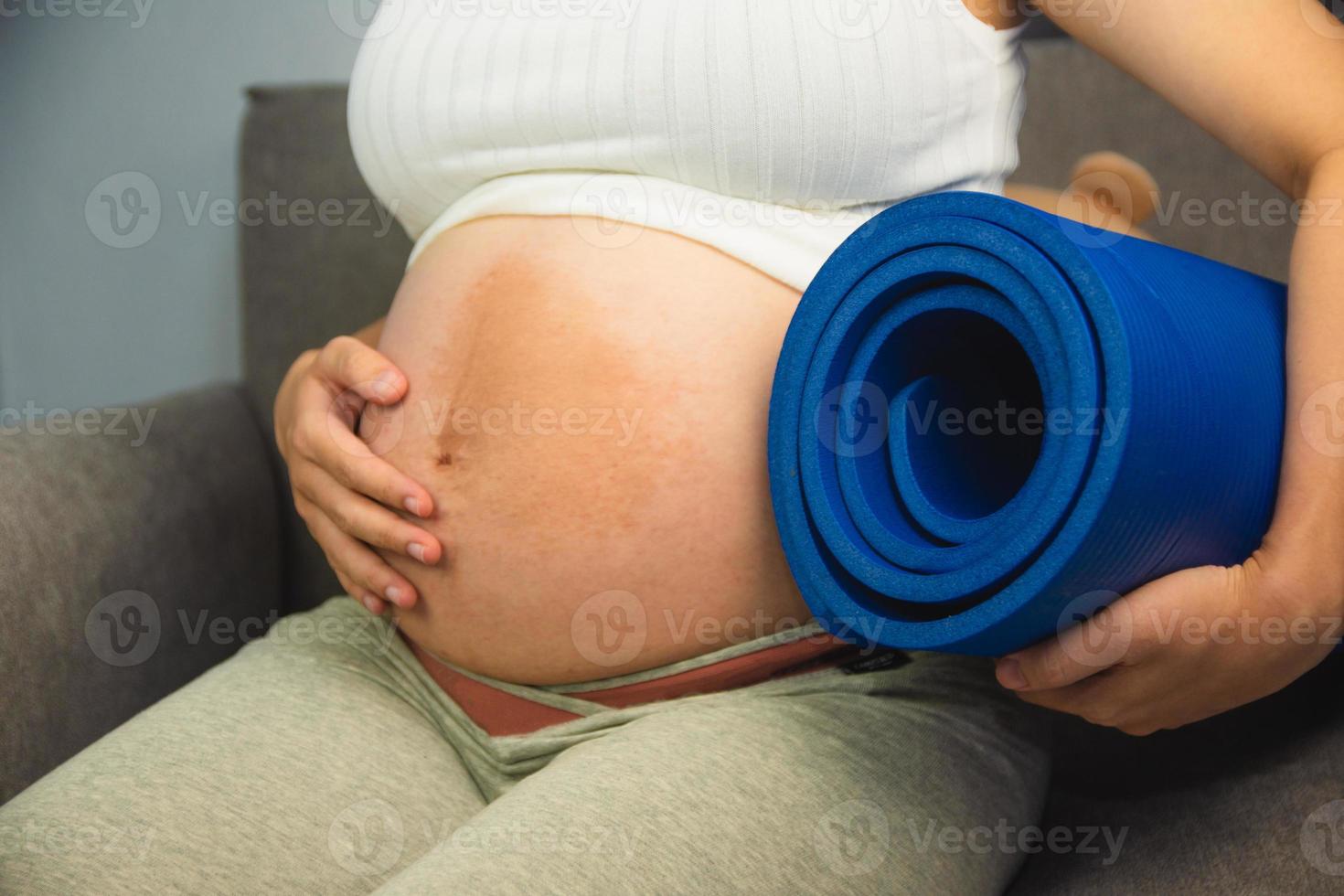 gravid kvinna do yoga på Hem foto