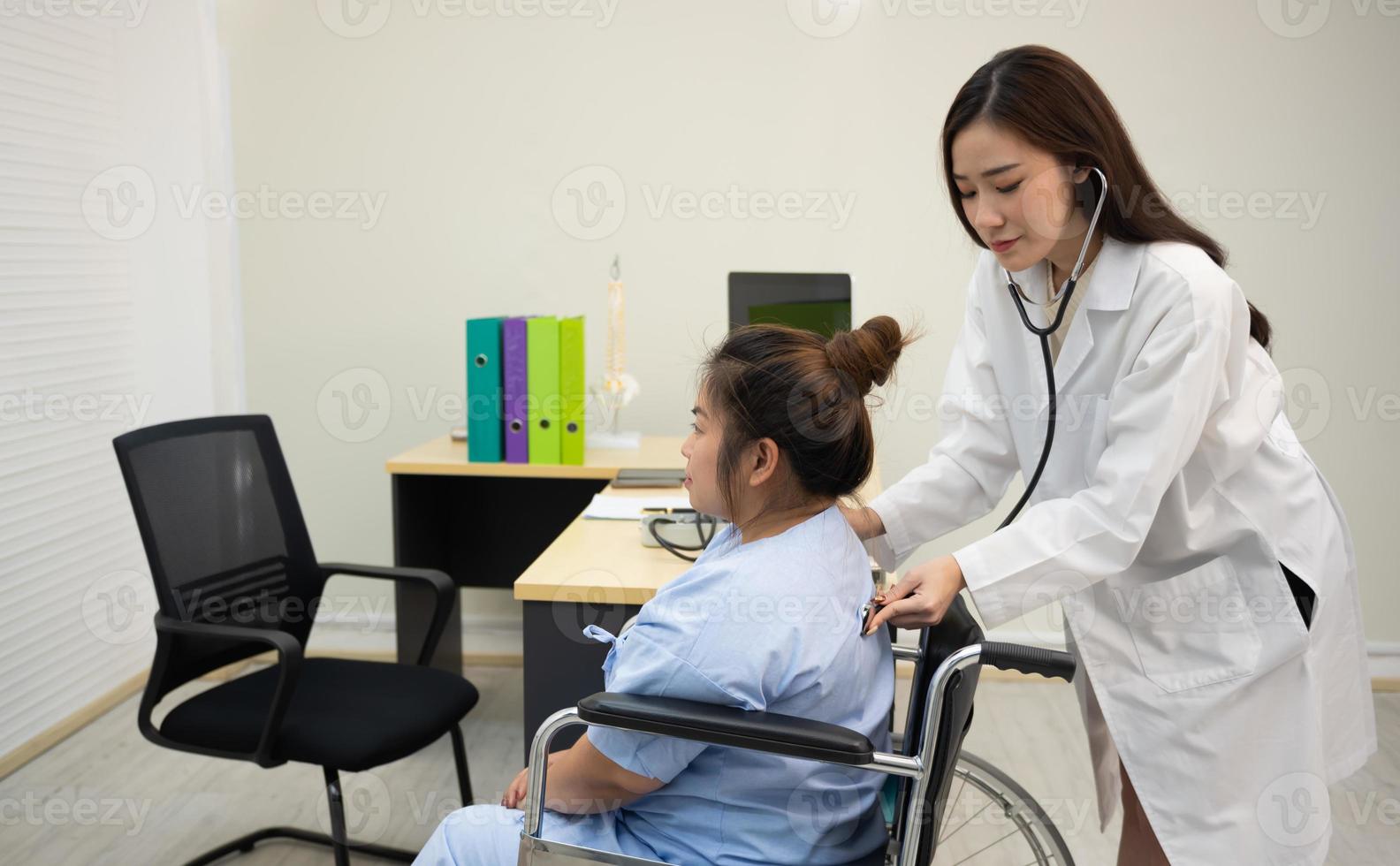 doktorer lyssna till patient tillbaka med en stetoskop för inre ljud. foto