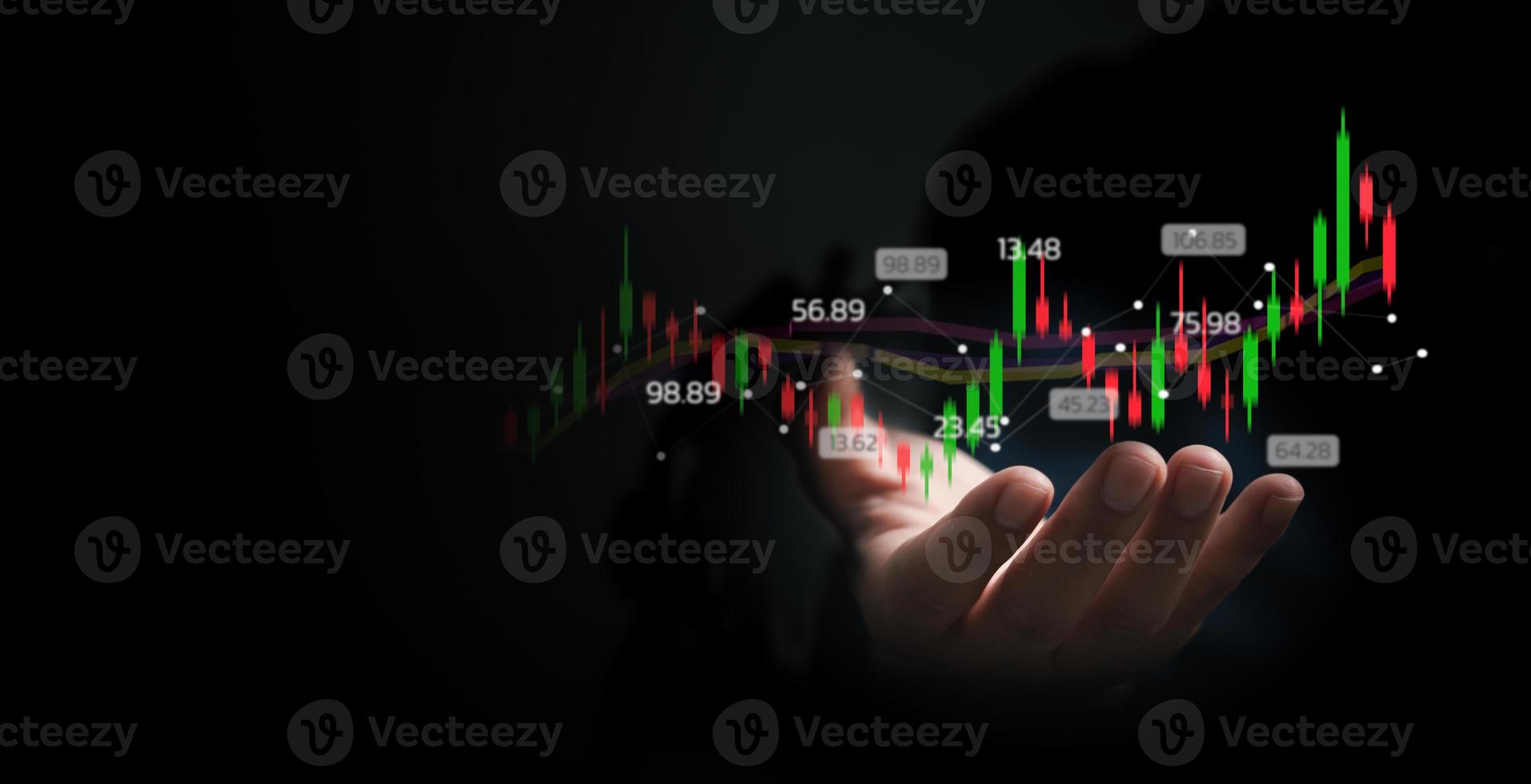 finans och affärsinvesteringskoncept. aktie- och kryptoinvesteringsfonder.affärsman som analyserar eller handlar med valutagrafer över finansiell dataljusstakediagram. foto