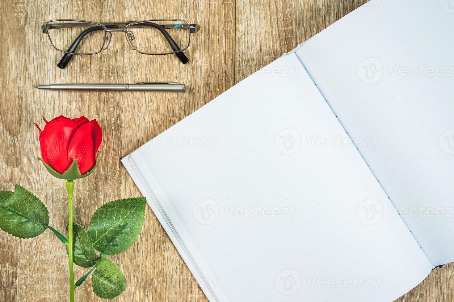 tom anteckningsbok dagbok med röd ro valentine begrepp foto