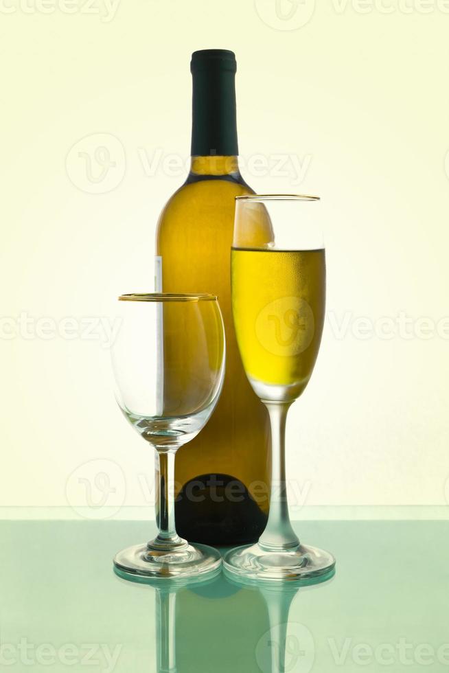 flaskor och glasögon av vin foto